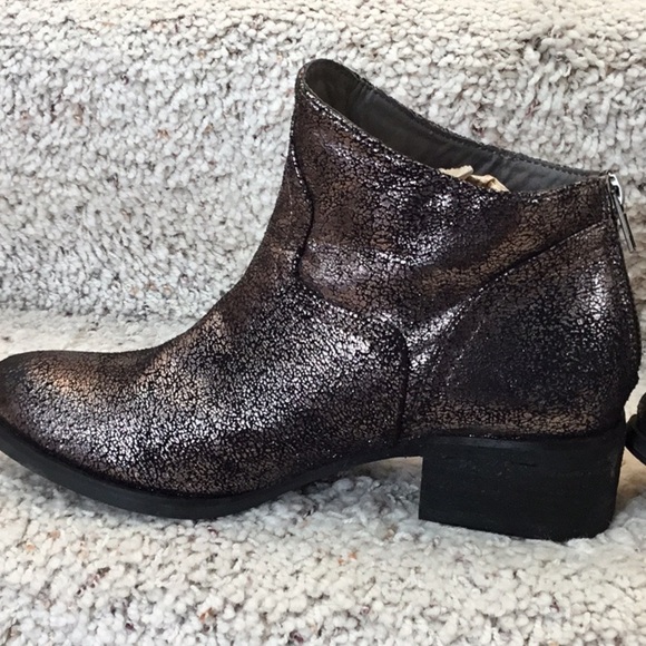 NOT Rated Women's Sagitta Faux Leather Crackled Metallic Block Heel Ankle Bootie - Picture 2 of 11